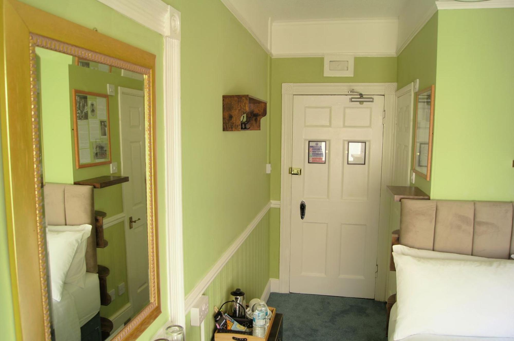 The Lawrence Of Arabia Hotel Weymouth Room photo